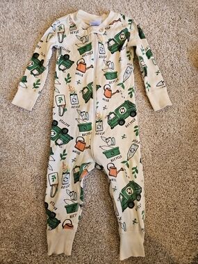 Hanna Andersson Cream One-Piece Pajamas with Green & Orange Eco Recycling Prints